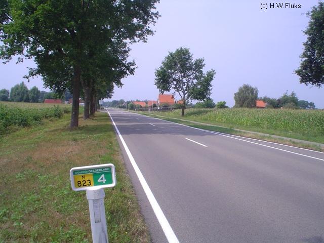 n823