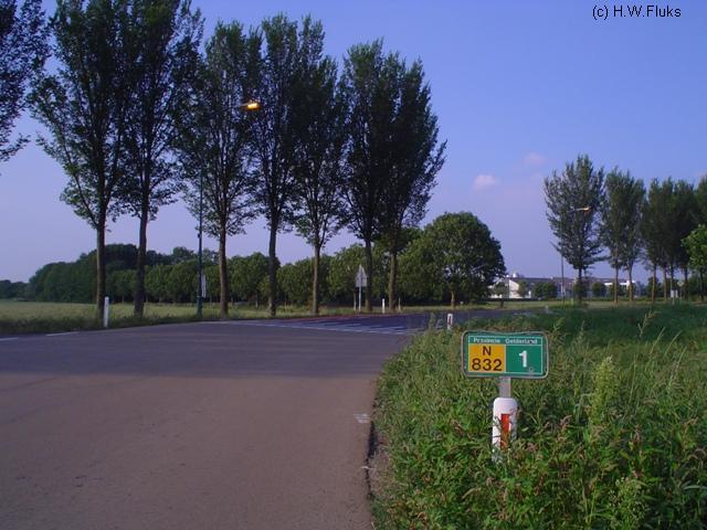n832