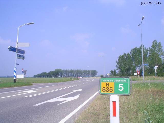 n835