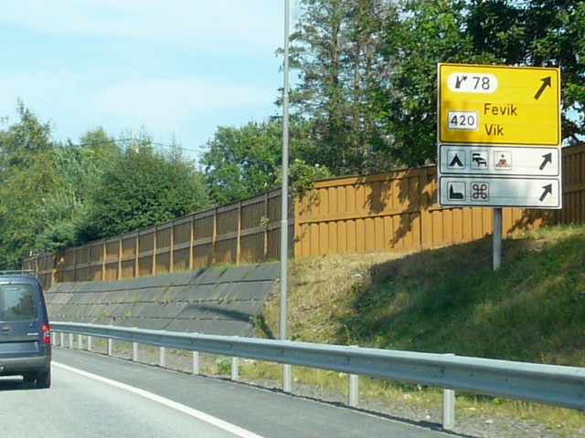 P1080518x420