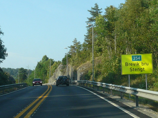 P1080561x354