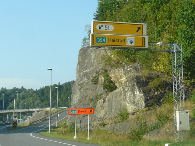 P1080567x354