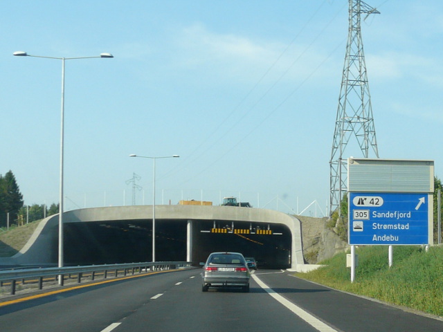 P1080587x305