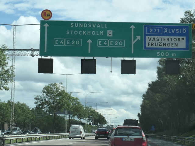 P1100502x271
