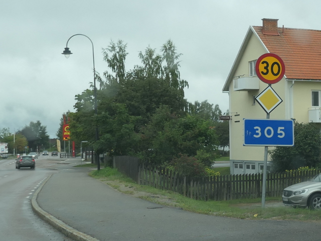 P1100569x305