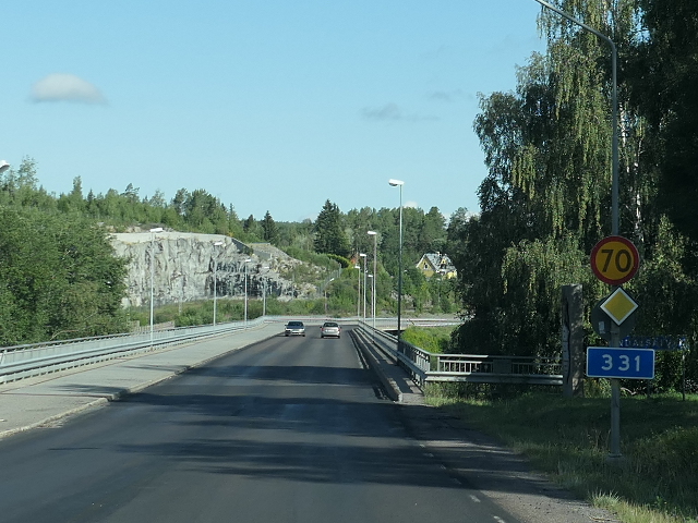 P1100584x331